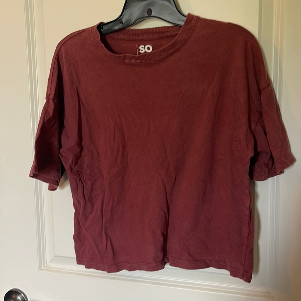 Dark red cropped tee GUC